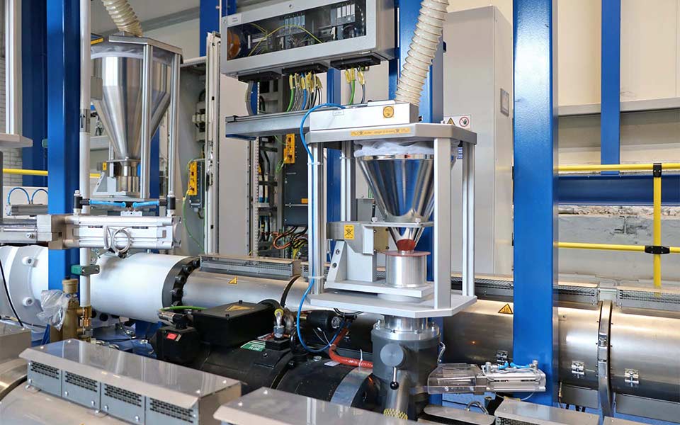 Thanks to the perfect interaction of controller and motor, the high machine requirements such as precise wall thickness, exact dimensions and reproducibility can be met