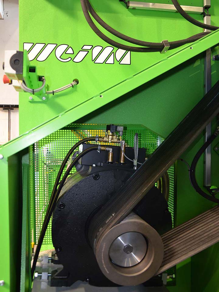 The DST2-315 high-torque motors made by Baumüller have a high torque at lower speed. Combined with belt speed reduction, the ideal drive for the application
